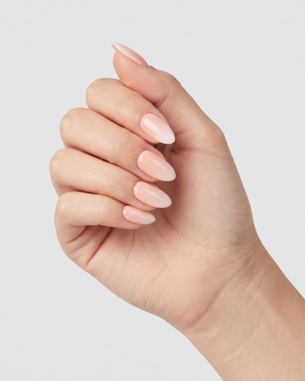 Soft Ombré press-on negle, afslappet hånd