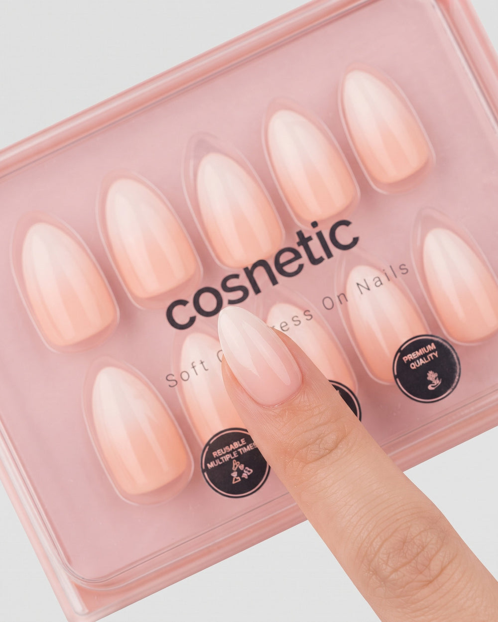 Fingerspids med Soft Ombré negl på bakken